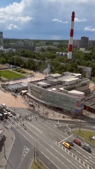 Дорогу у метро «Молодежная» в Москве залило кипятком. Машины едут по лужам, от которых идет пар.