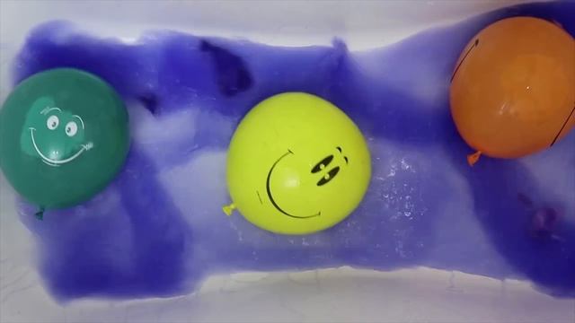Лопаем воздушные шарики с водой Учим цвета