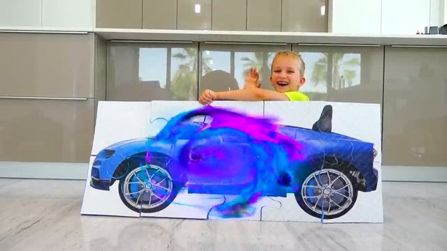 Влад и Никита играют с волшебными пазлами