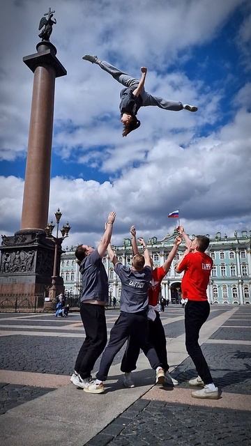 На такую красоту можно смотреть вечно! ПОДПИСЫВАЙТЕСЬ!
#спорт #тренировки #юмор #чирлидинг #танцы #s