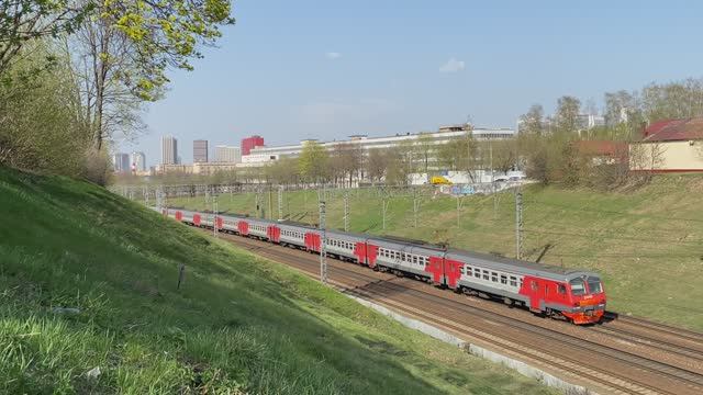 Электропоезда ЭД4М-0127 и ЭД4МК-0020, перегон Коломенское - Москва-Товарная-Павелецкая