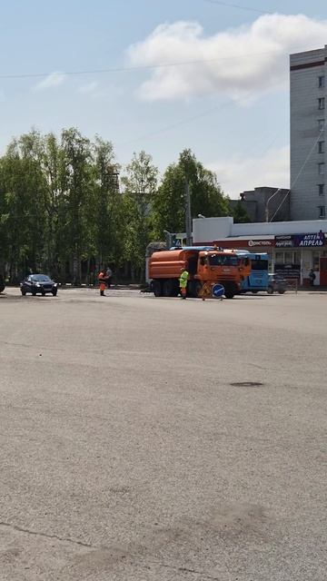 Почему дорожники не перекрывают дорогу на более длительный срок, чтобы провести работы качественн...