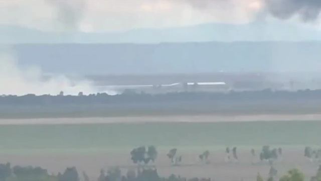 Задымленная стоянка Ту-160 на авиабазе Белая сразу после удара FPV-дронов, а также общая панорама по