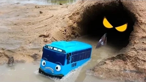 В пещере водится акула! Автобус Тайо, Макс, Гани, не ходите туда!