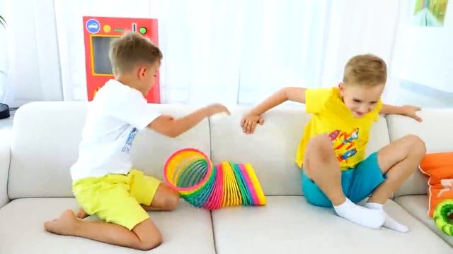 Влад и Никита Дети играют в летние игры и активности на улице