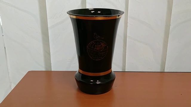 чёрная вазочка