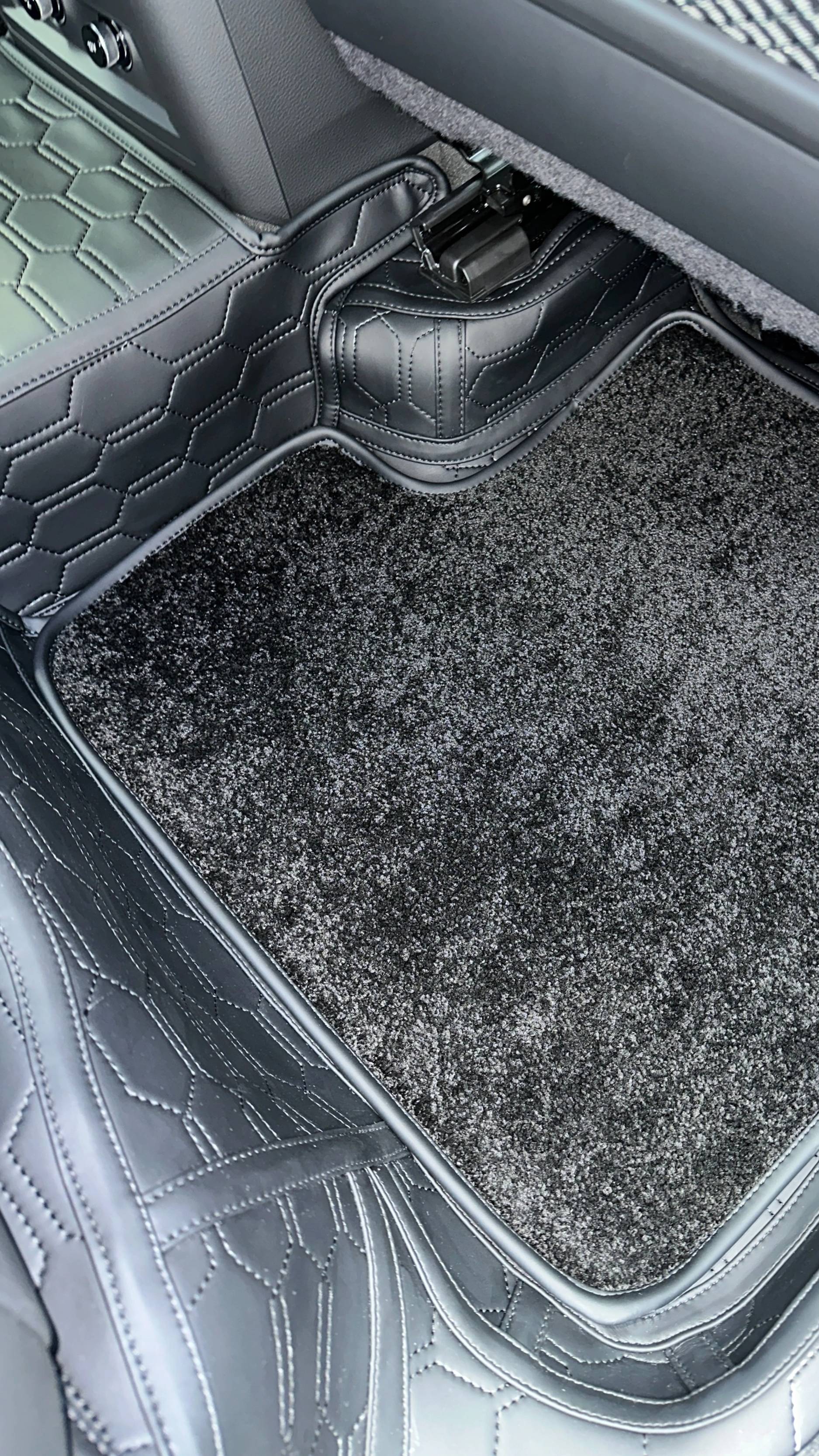 Пошив ковров для автомобиля Audi Q8 в два слоя - снизу из экокожи и ворсовые сверху