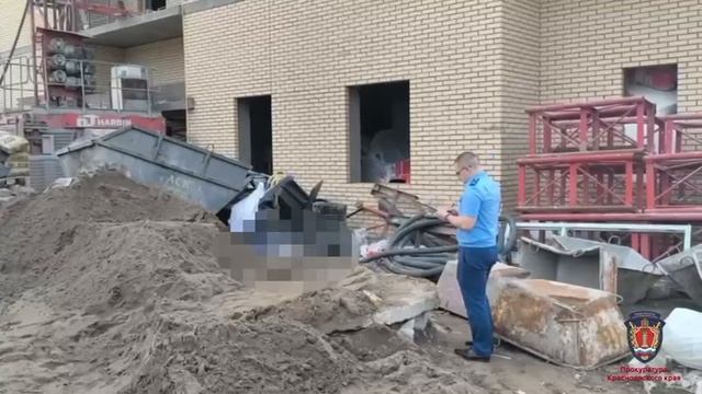 На стройке высотки в Красноярске 42-летнего рабочего из Таджикистана убило строительной люлькой