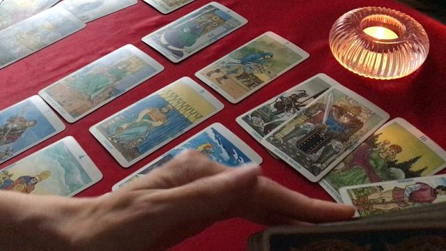 Какой мужчина засыпает с мыслями о вас? Гадание Таро