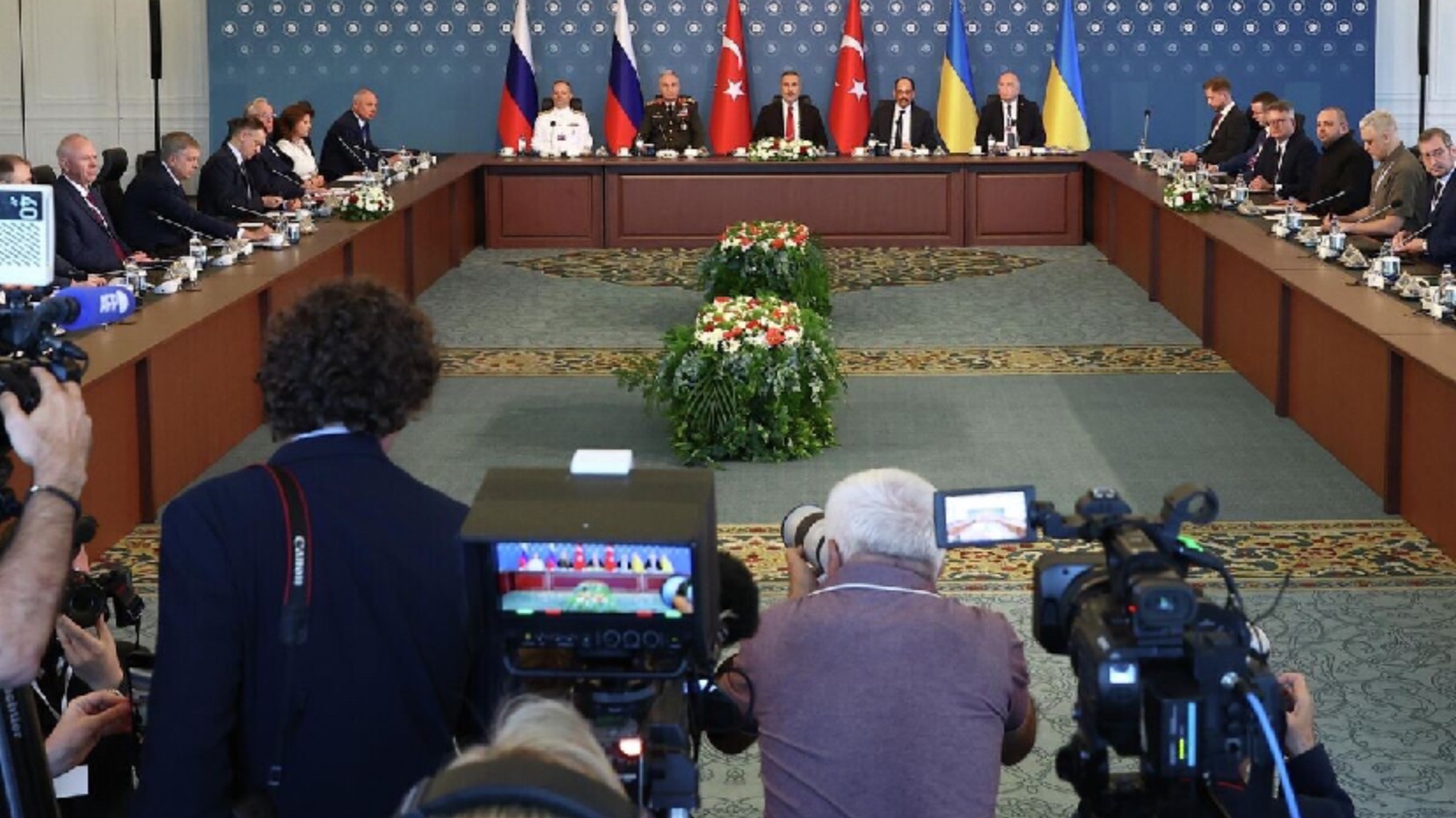 Россия и Украина прекратят огонь на некоторых участках, чтобы забрать тела.