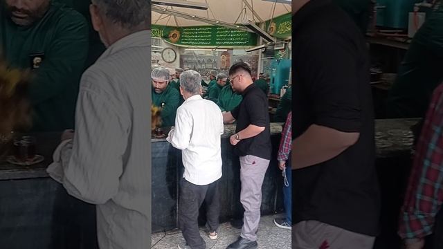 Раздача чайя в Мечети Имам Реза. Машад.Иран