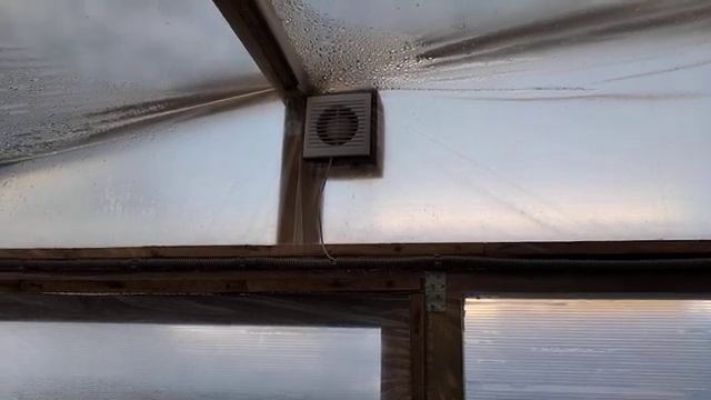 Как понизить температуру в теплице в солнечный день ВЕНТИЛЯЦИЯ ДЛЯ ТЕПЛИЦЫ!