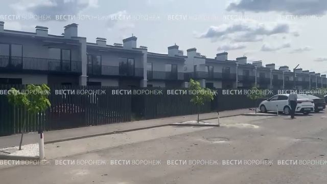 ОБЛОМКИ В ПОСЕЛКЕ: обломки дрона упали в КП «Панорама». Пострадал дом на 10 квартир.