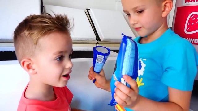 Влад и Никита в мамином грузовике с мороженым