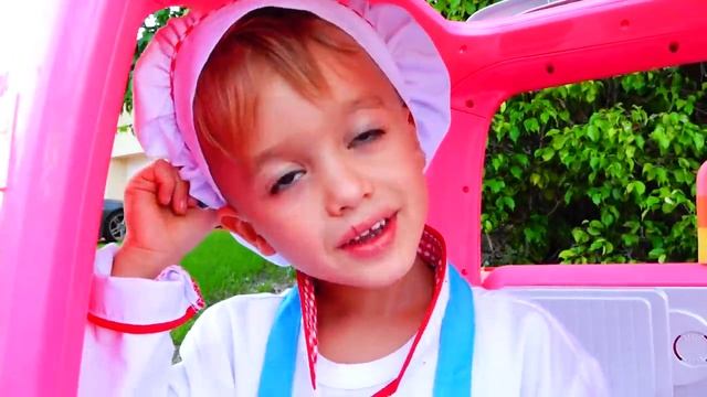 Никита на розовой машинке встречает супергероев