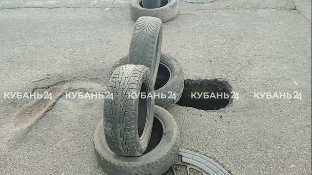 Из-за просадки грунта появилась дыра на улице Новороссийской в Краснодаре