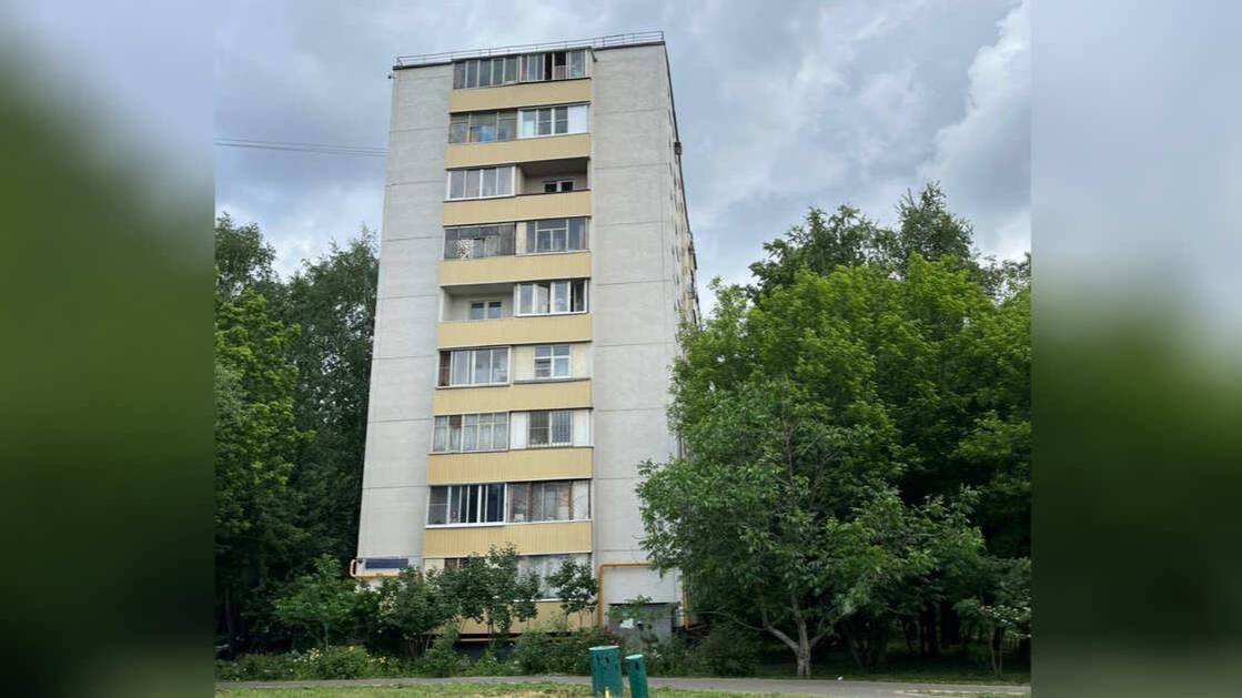 Двухлетняя девочка погибла, выпав из окна многоэтажки на востоке Москвы