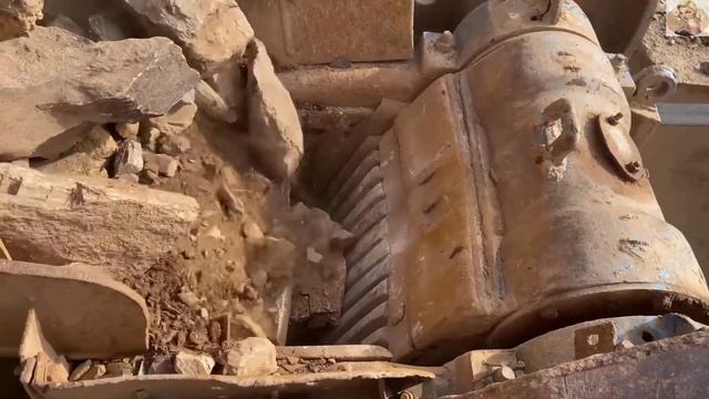 Строительство, дробление щебёнки