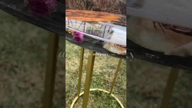 Стол из эпоксидной смолы, карагач и живые цветы. В нали
