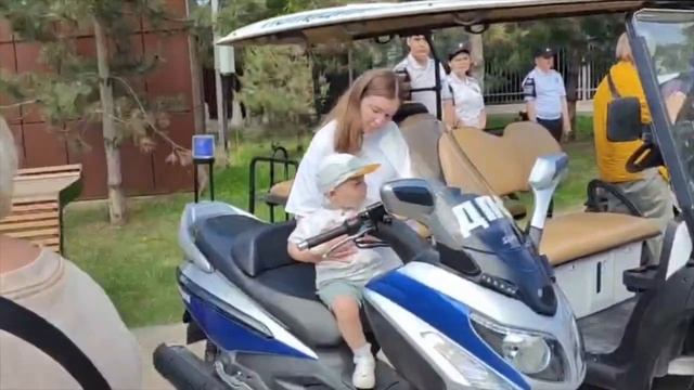Детям Анапы — сладкое счастье от полицейских в День защиты детей
