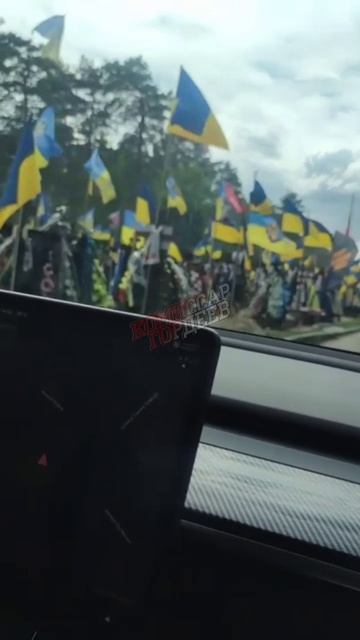 Остались где-то адекватные люди, но это не о тех, кто на кладбище попали