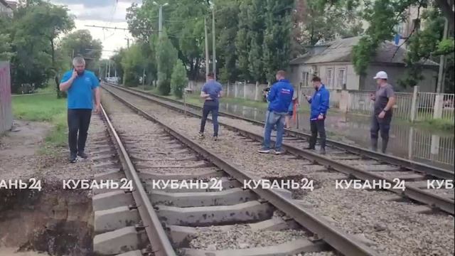 В Краснодаре подмытые после ливня трамвайные пути восстановят к утру 3 июня
