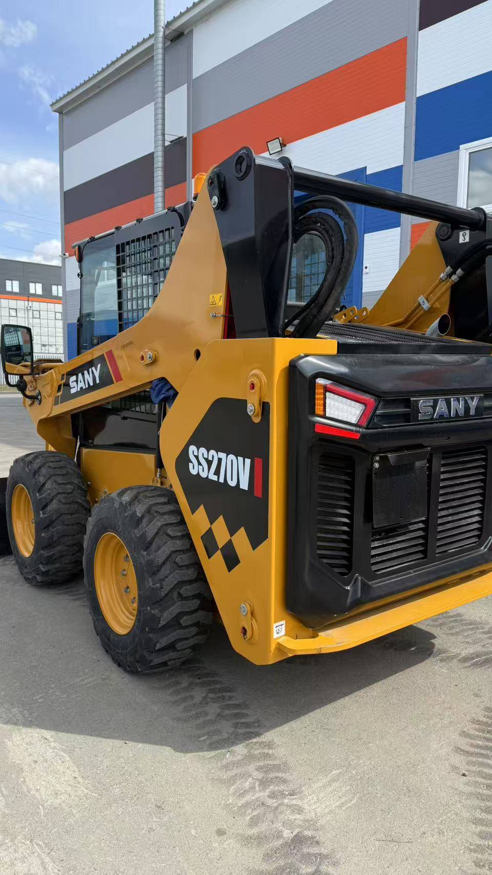 Мини погрузчик SANY 270V
Мощность
53.7 кВт / 73 л.с.
Эксплуатационная масса
4250 кг / 93