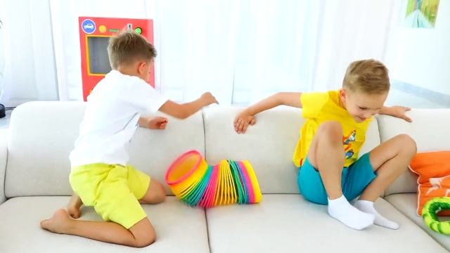 Влад и Никита играют в летние игры на улице
