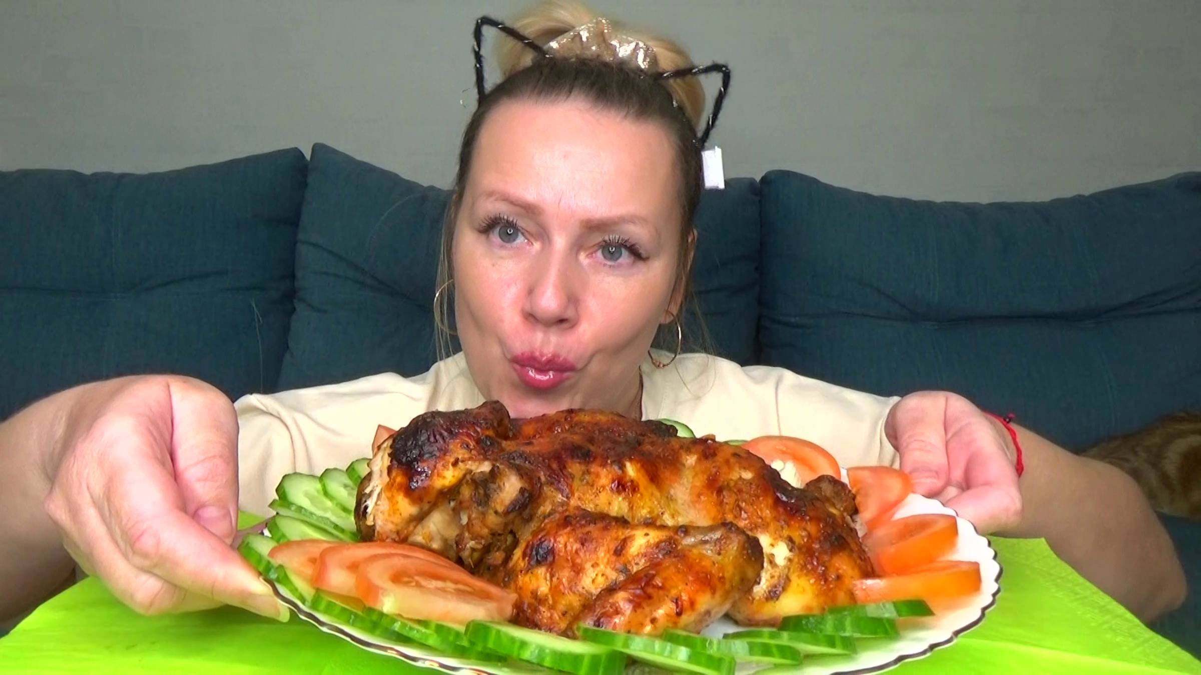 Мукбанг  курица целая,запеченная в духовке ,овощи. еда на камеру.