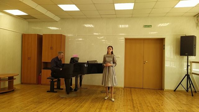 Переводной экзамен по сольному пению сдаёт Мария Бакушина