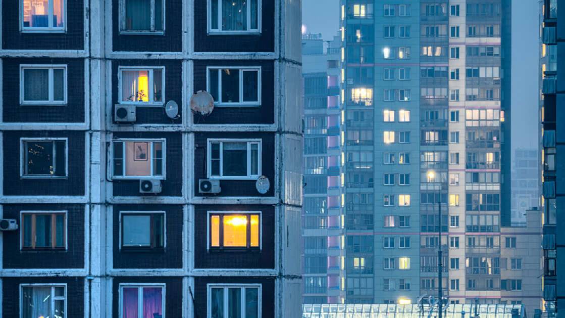 Пятилетняя девочка выпала из окна девятого этажа, пока мать ходила в магазин
