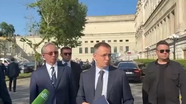 — На каком языке проходили переговоры? 
— Угадайте с трёх раз. 
— На русском.
— Угадали. Молодцы.