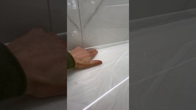 Спальня в тёплых тонах с молдингами