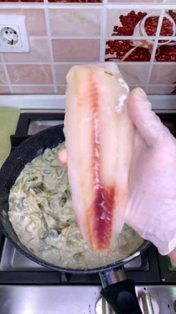 Рыба с рисом (пюре) в сметанном соусе👍😘
