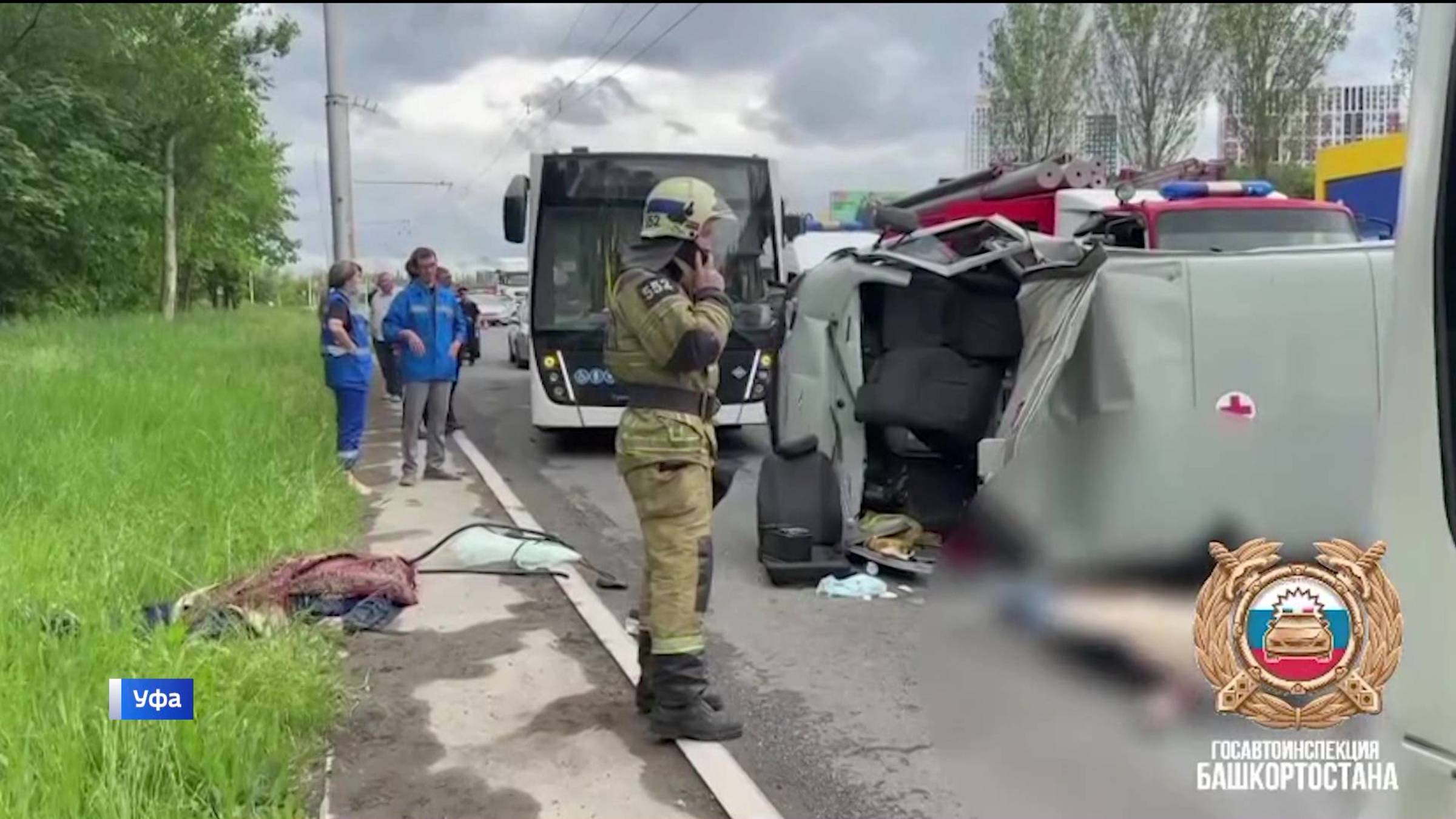 В Уфе произошло ДТП с участием автомобиля медиков и автобуса