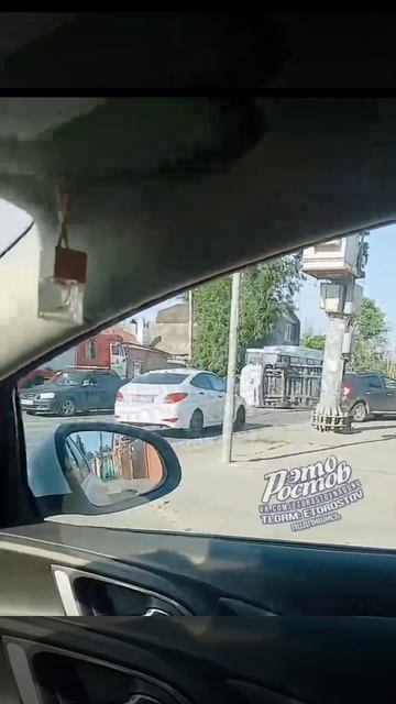 ПЕРЕВЕРНУЛСЯ ОТ УДАРА: ДТП с перевертышем на Сарьяна и 39-Линии.