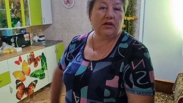 Жарю куриные отбивные в кляре, отварной картофель  и салат из свежих овощей.