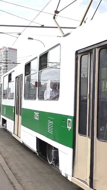 Москва. Трамвайный вагон № 7005, модели Tatra Т7Б5 у остановки "Платформа Тульская".