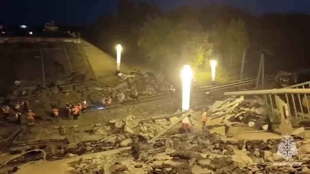 Ремонтные работы на месте теракта в Брянской области идут без перерыва. Пути продолжают расчищать.