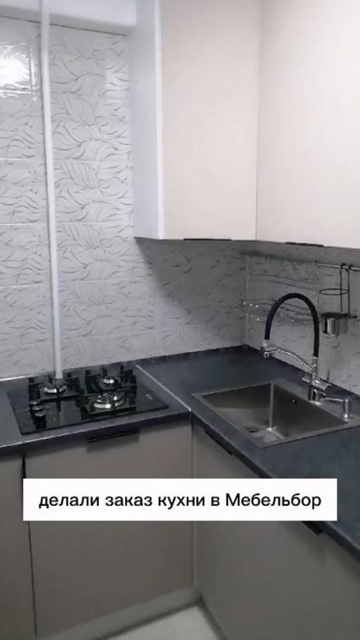 Небольшая угловая кухня с техникой отзыв