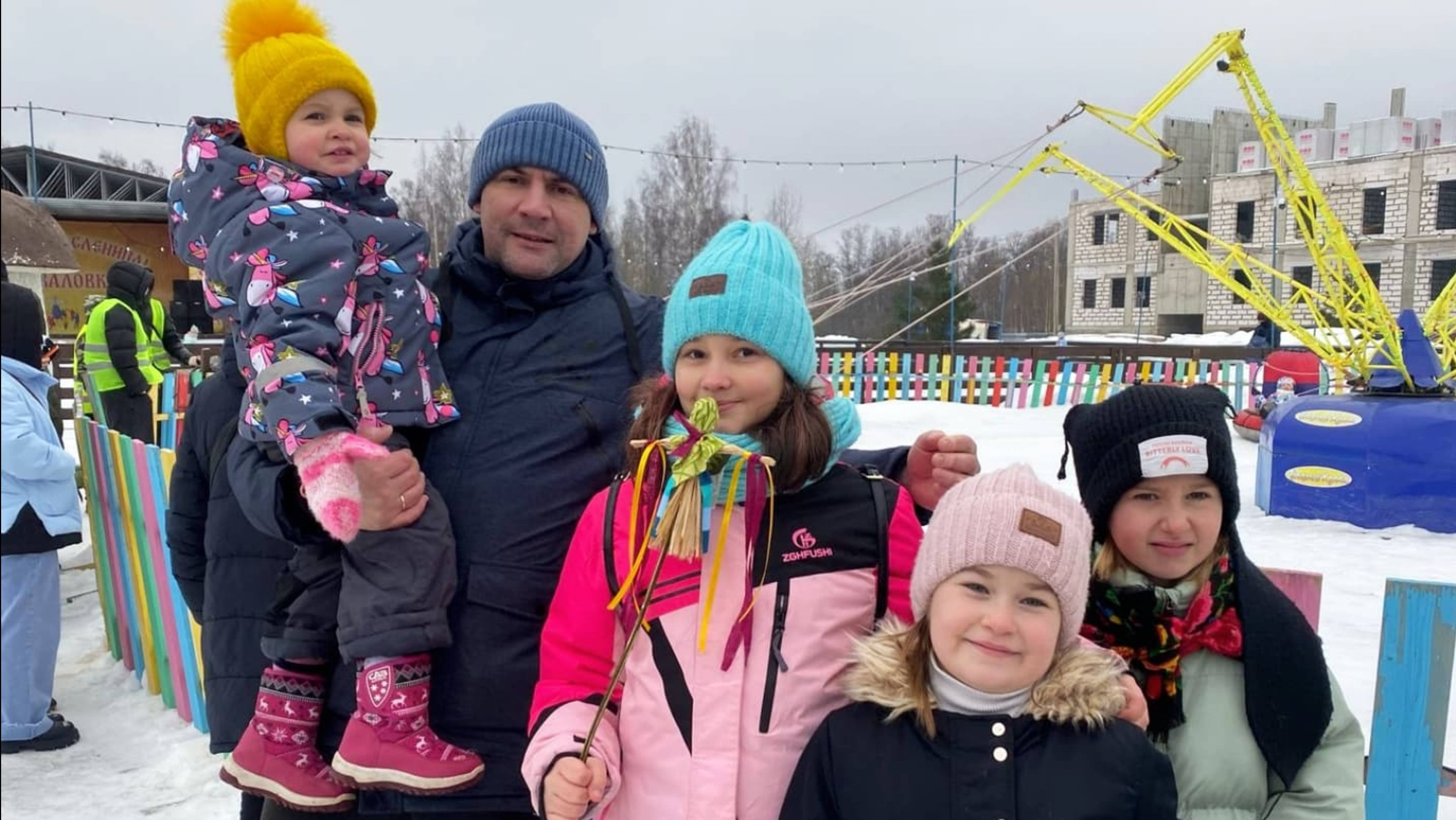 В 2025 году на Масленицу Четыре сестрицы посетили Русскую деревню Шуваловку, близ Петергофа