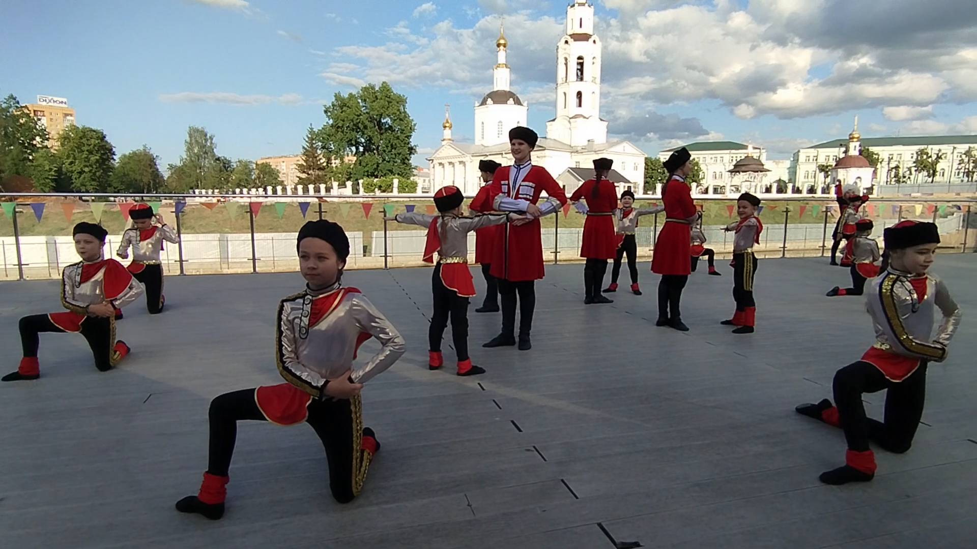 Танцевальный ансамбль. Ритмичный танец