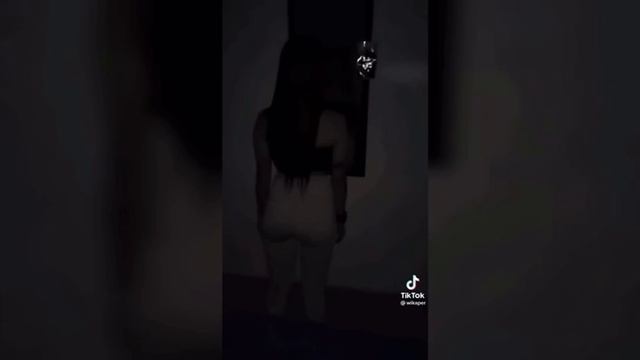 В начале отчетливо видно, что за девушкой ничего нет.