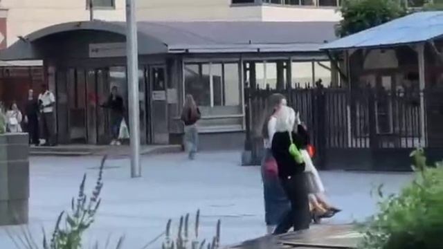 В Москве алкобот попытался покататься верхом на роботе-курьере, но малыш оказался не из терпил