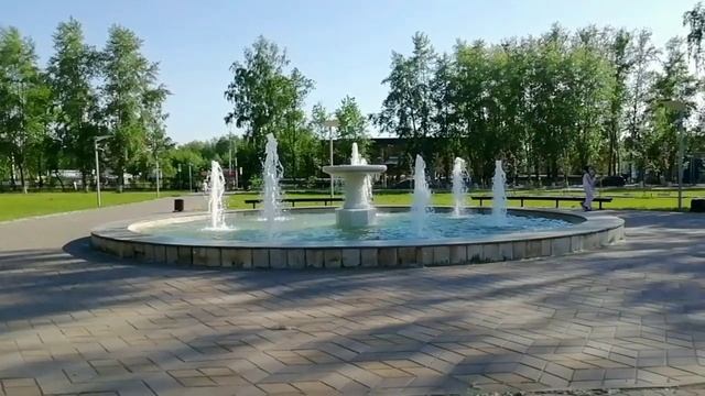 Съесть мороженое у фонтана