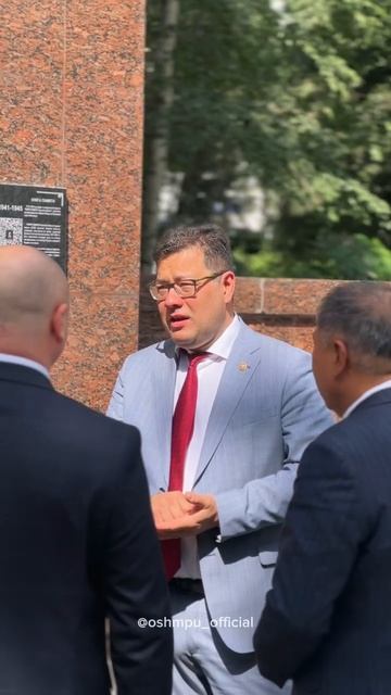 Визит ректора БГПУ им.Акмулы в ОшГПУ им. А.Мырсабекова_Возложение цветов к Вечному огню