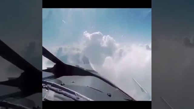 НЛО, предположительно дискообразной формы, сопровождает пассажирский самолет