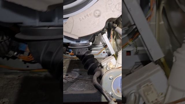 Стиральная машина Bosch стучит, гремит, тарахтит. Что делать?