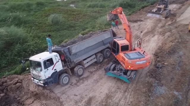 Строительство, засыпка дороги, разгрузка грузовика