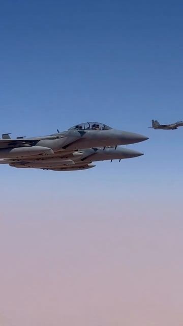 Истребители F-15SA Strike Eagles сопровождают Air Force One.